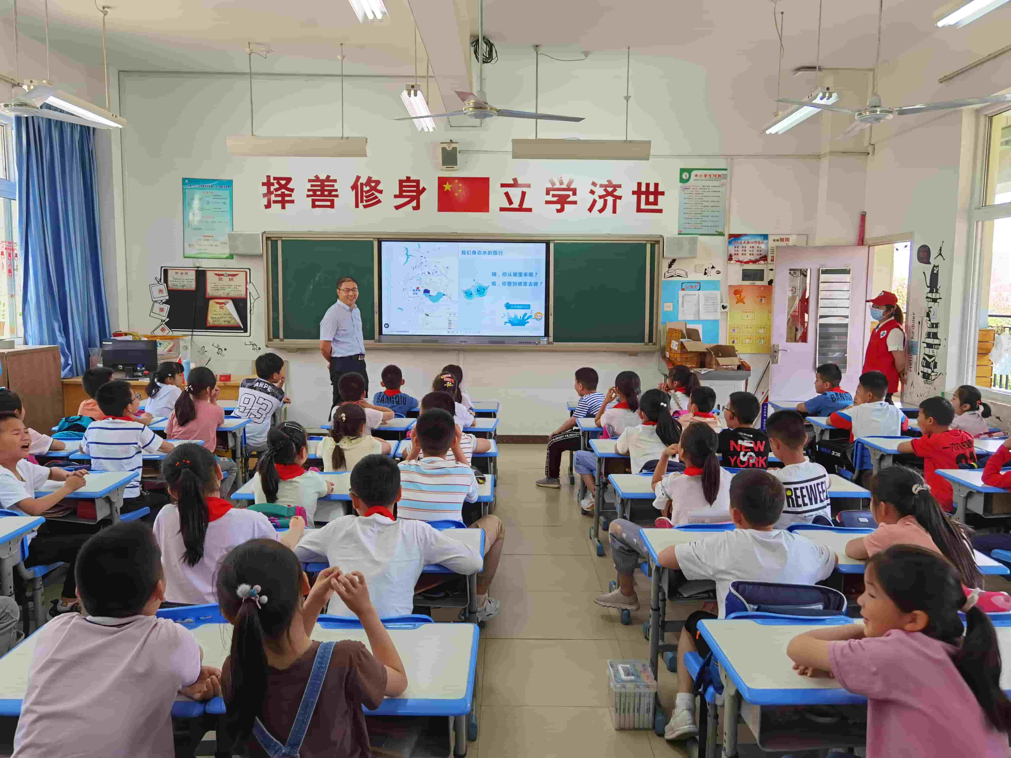 2021年6月4日，华体（中国）志愿团队枪王一六八玫瑰园小学开展“青春志愿行，环保进课堂”活动（2）