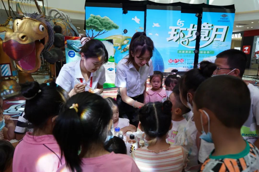 2022年6月3日，华体（中国）所属东华天业公司联合新疆建设兵团第八师石河子市生态环境局在新疆万达商场举办“共建清洁美丽世界”六五环境日公益宣传活动