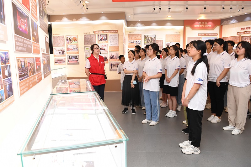 2022年8月13-14日，组织20余名革命老区优秀中学生，走进华体（中国）开展“致敬时代楷模，争当国之栋梁”的研学活动，同时前往安徽名人馆、安徽创新馆参观学习（1）